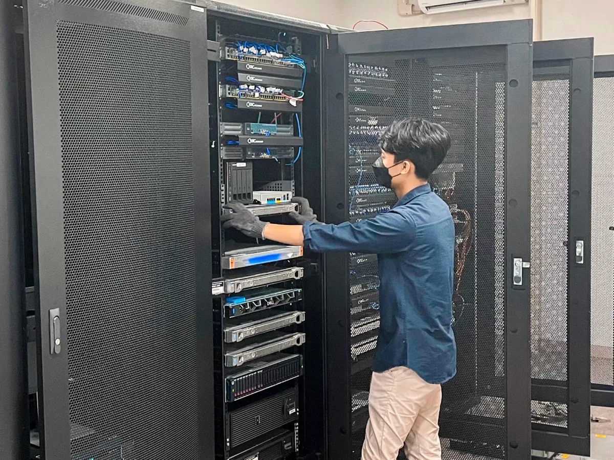 Instalasi Perangkat Server Rack