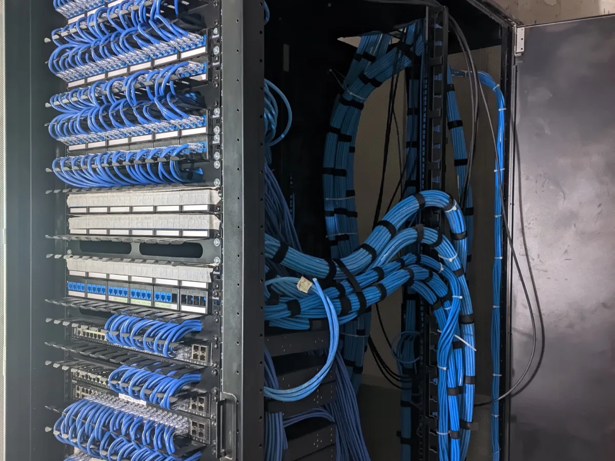 Manajemen Kabel & Patch Panel Cat6